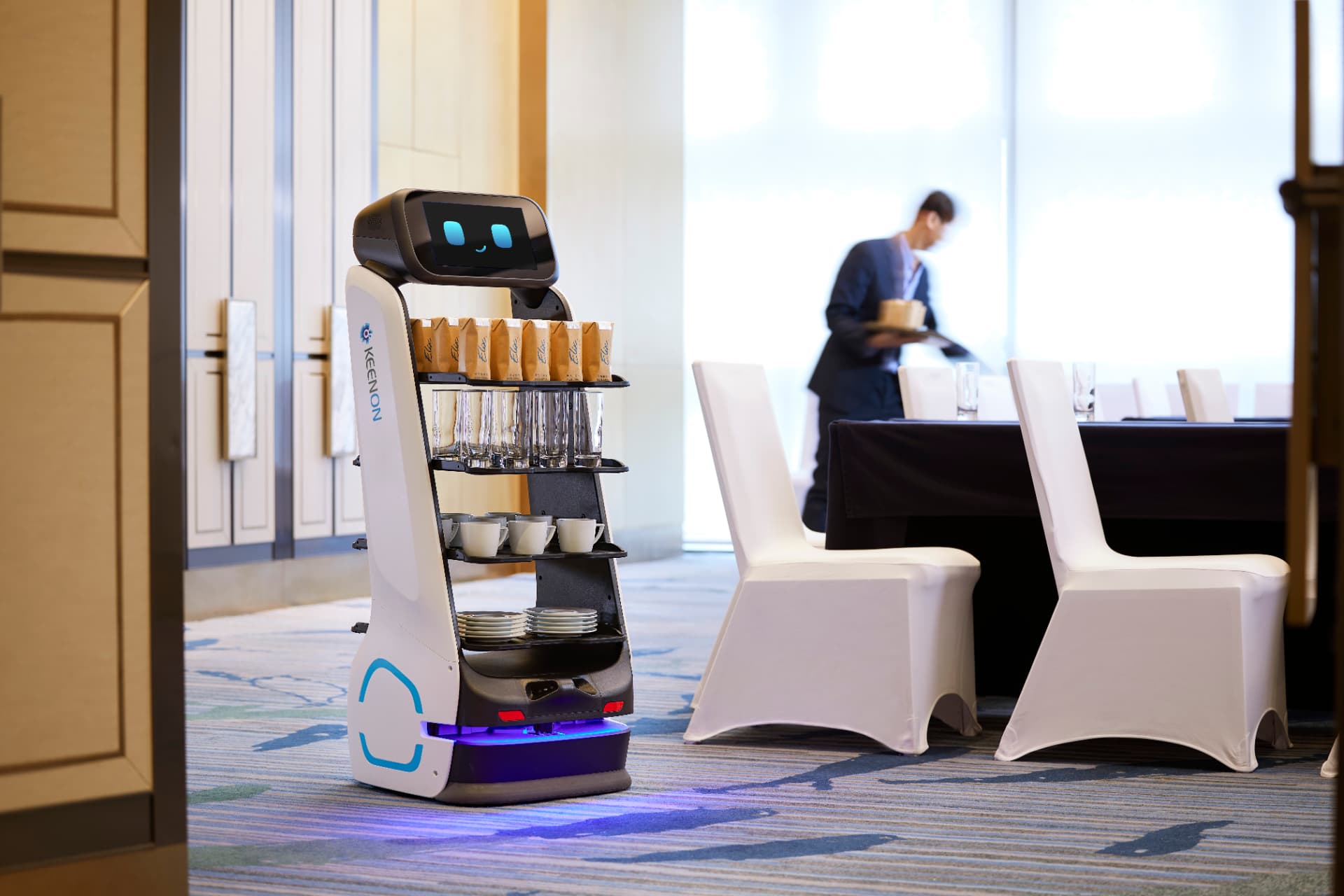 Keenon DINERBOT T9 loaded with glassware and cups in a hotel banquet room