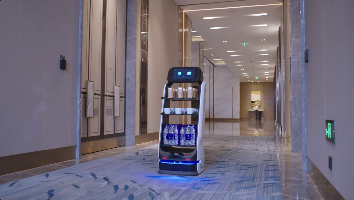 Keenon DINERBOT T9 carrying drinks along a hotel corridor