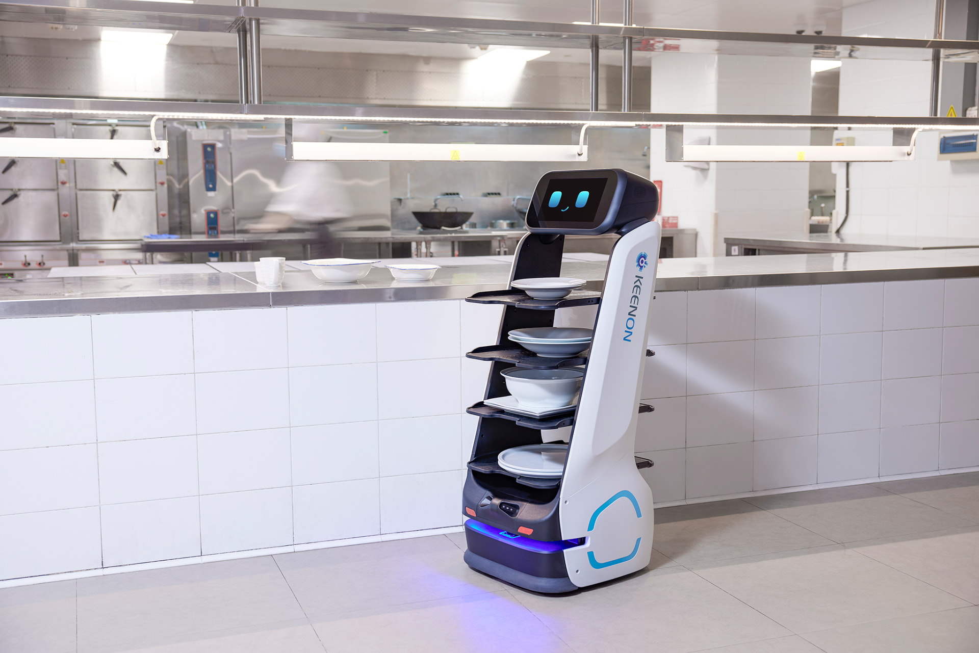 Keenon DINERBOT T9 collecting plates at a commercial kitchen pass